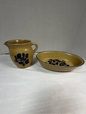 Pfaltzgraff Folk Art Small 4 inch Pitcher Creamer And Small PlatterTan Blue 414Y